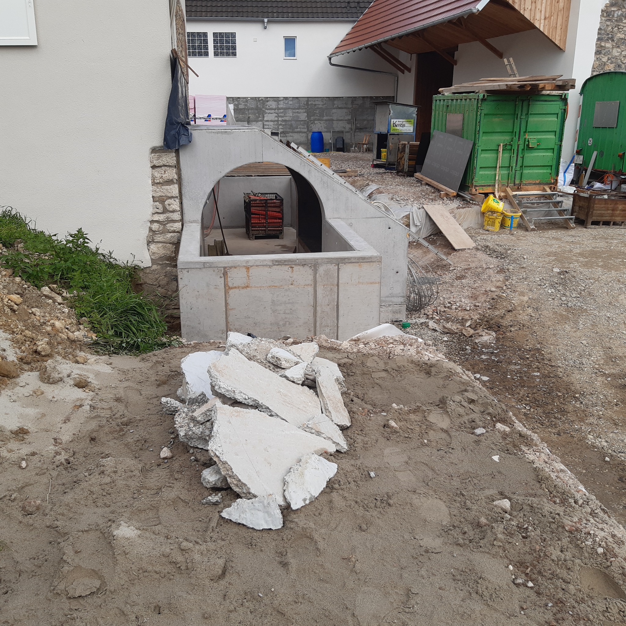 Rundbogen und Sichtbetonwände der Treppenanlage